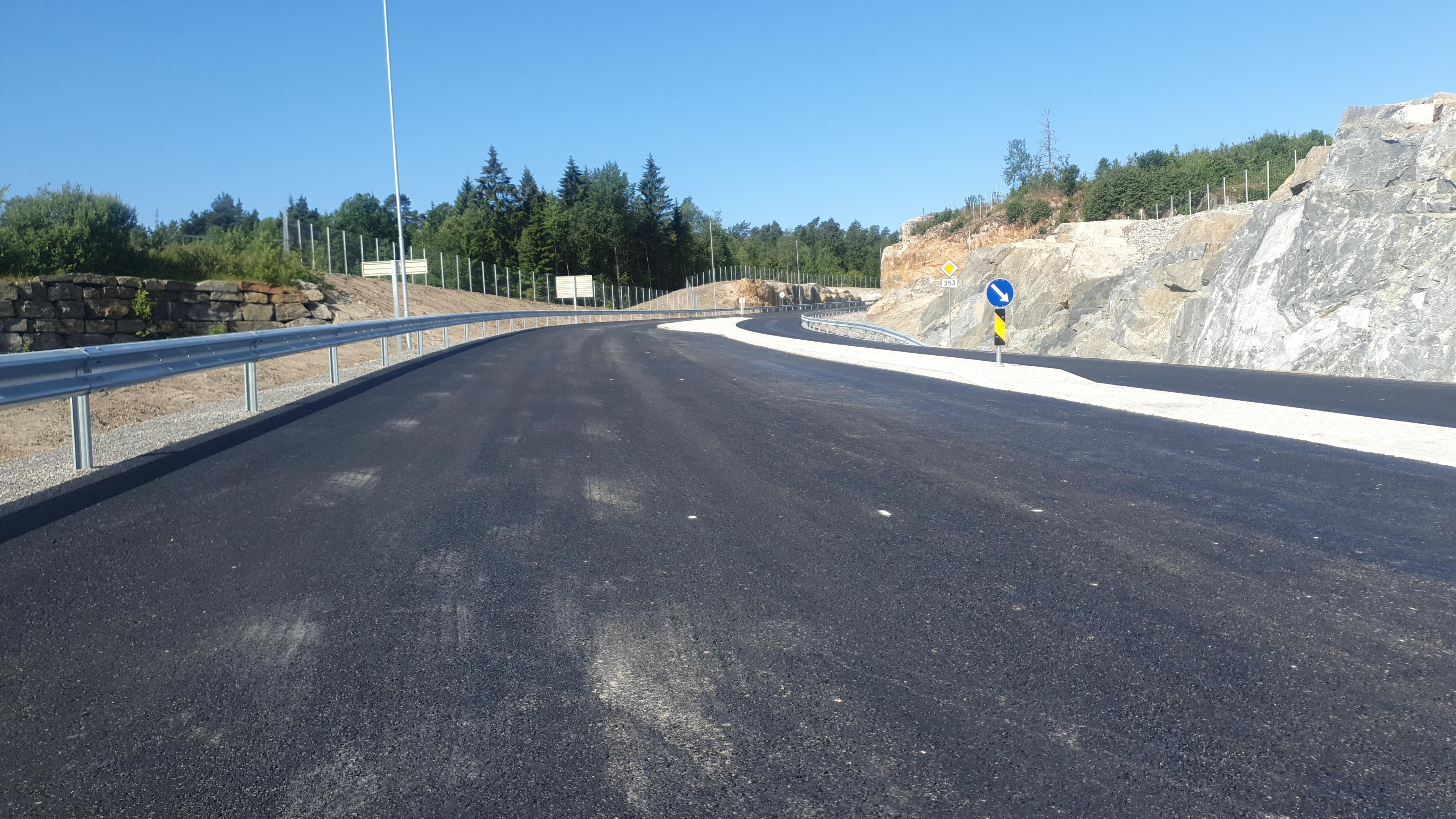 Veglinja beveger seg innover i bildet.