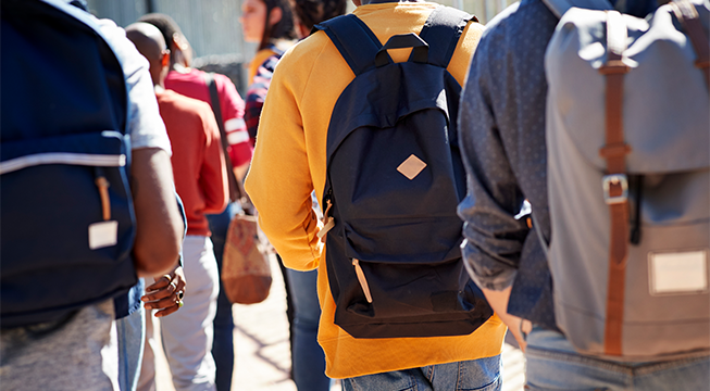 Bilde av rygger som har ryggsekk på ryggen