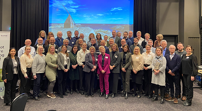 Mange mennesker som er pent kledd