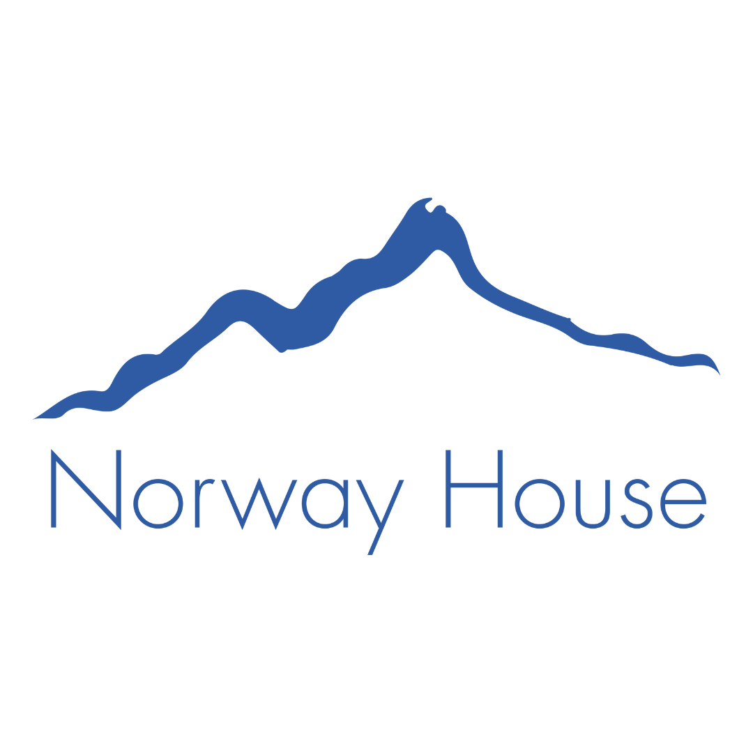 Bildet viser logoen til Norway House. Det er hvit bakgrunn mot blå skrift og tegning