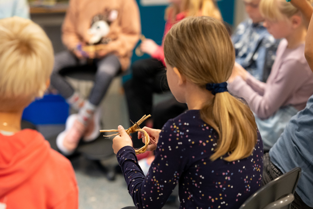 Barn blir undervist i tradisjonshandverk. Foto Trine Ruud Grønningen