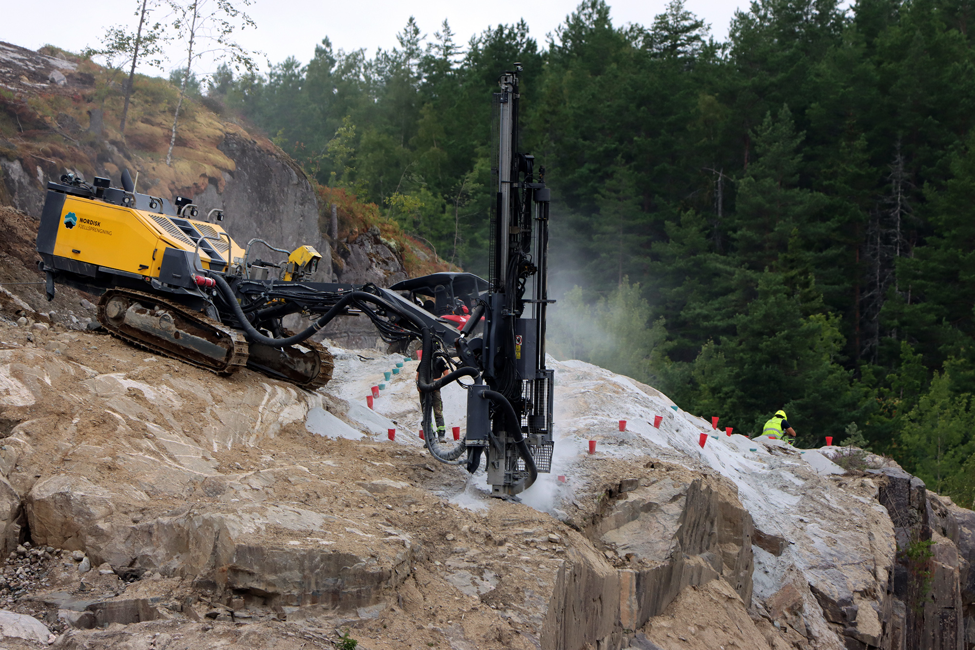 Borerigg som sprenger for salve i skjæring på Fv. 359 Kaste-Stoadalen i Nome
