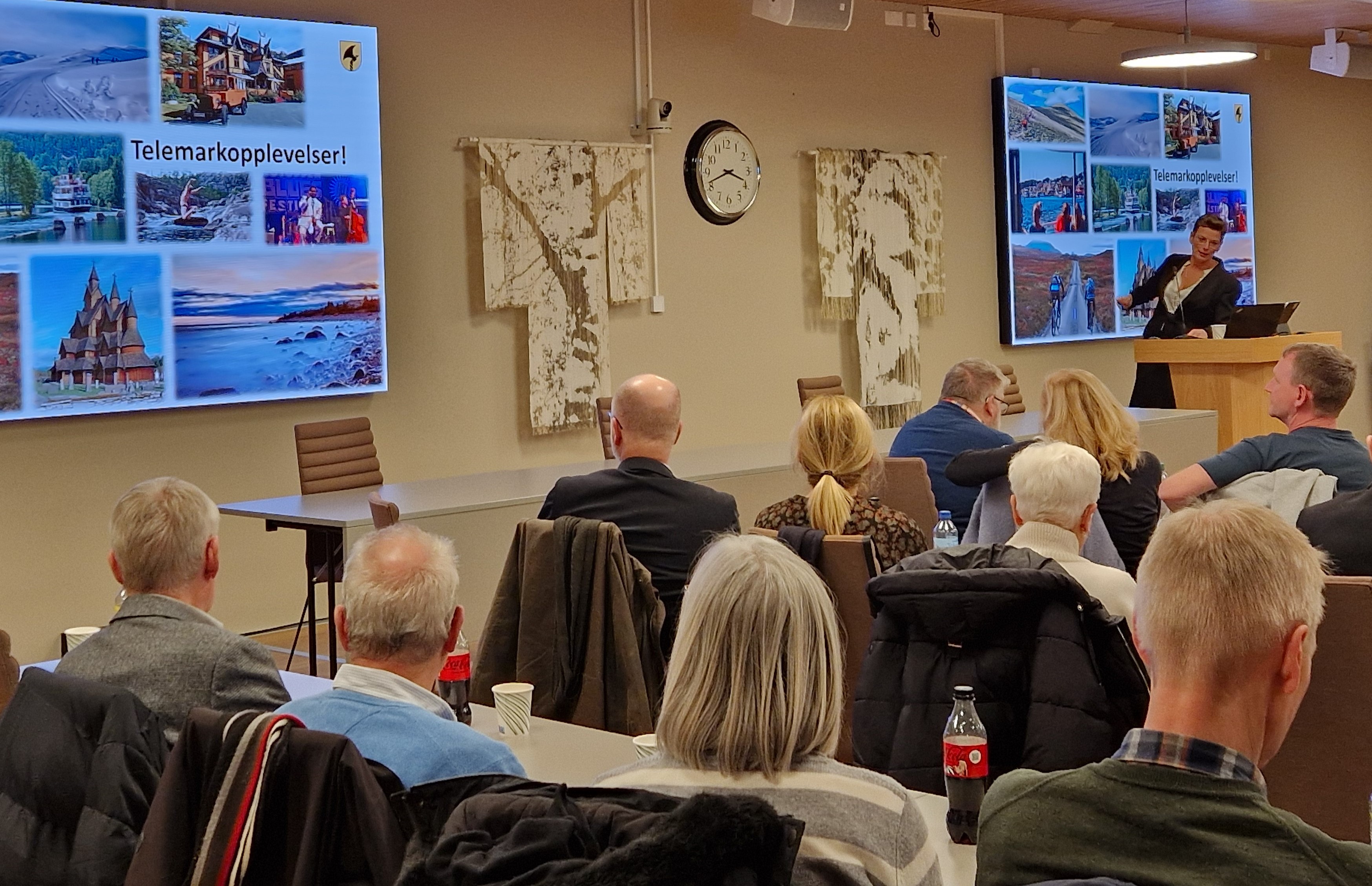 Bilde av Henriette Fluer Vikre (FrP) som ønsker velkommen til Telemark fylkeskommune