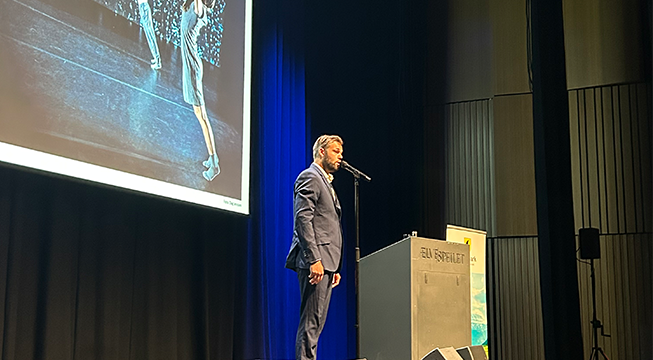 Mann i dress på en scene