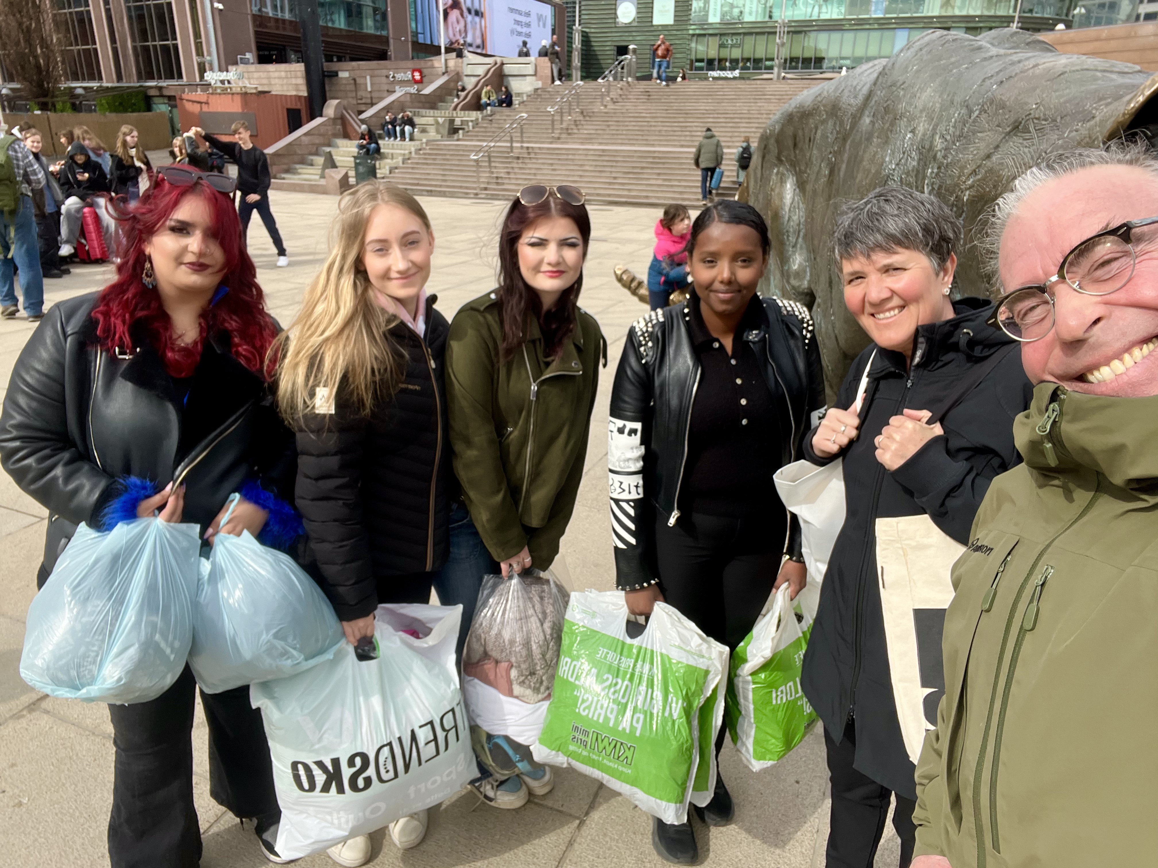 Fire elever, en lærer og en mann tar selfie ved Oslo S.