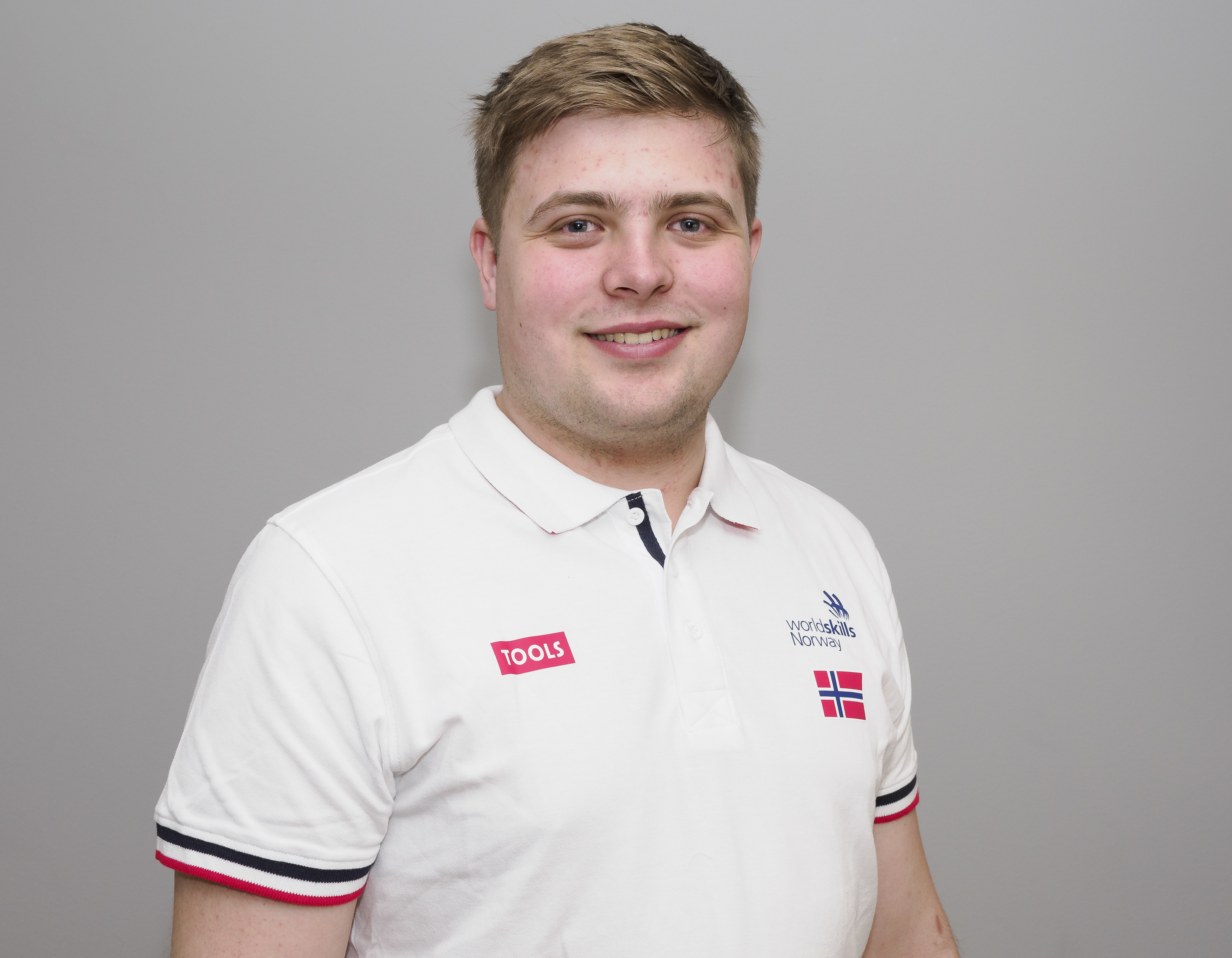 Mann med hvit t-skjorte med norsk flagg på brystet