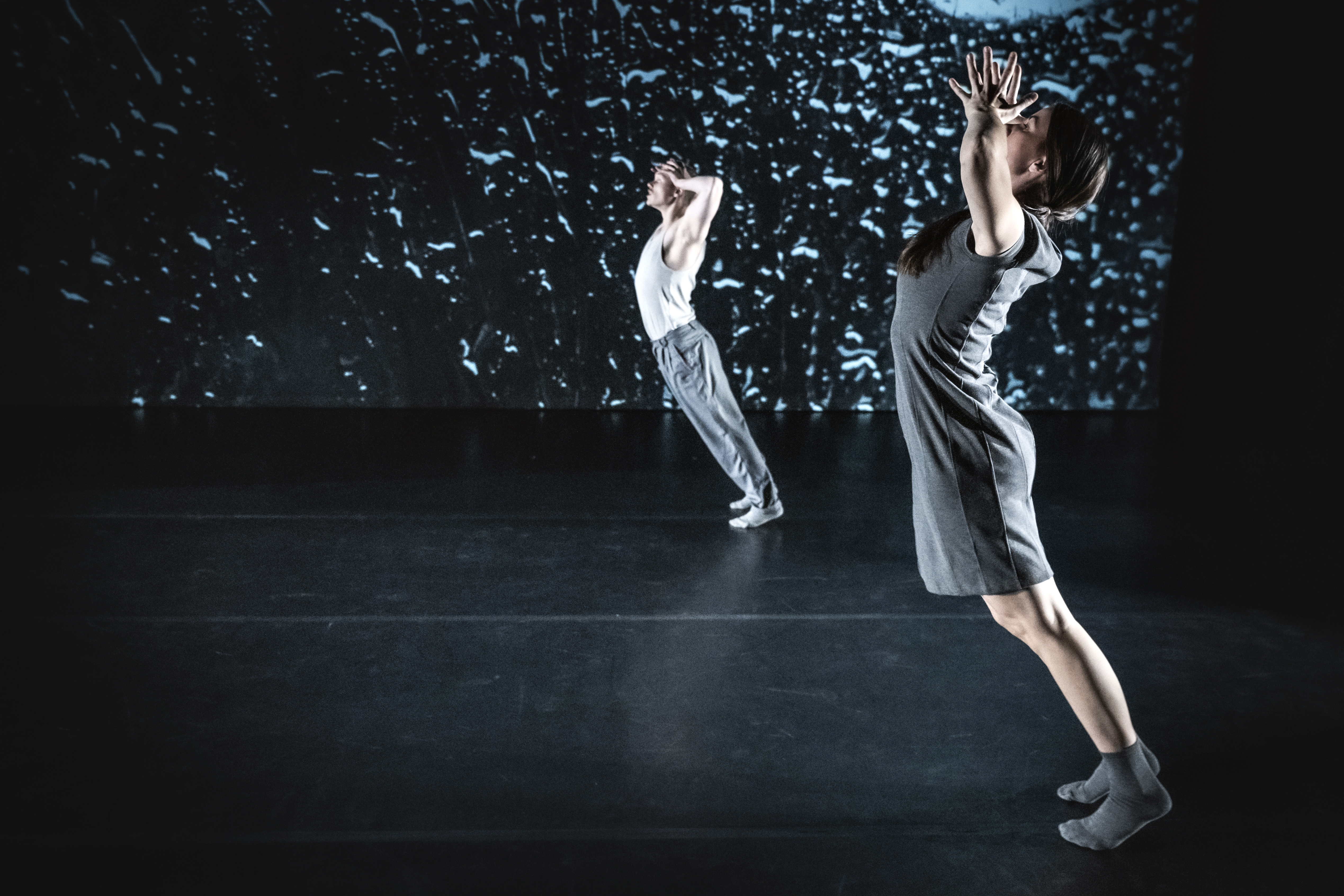 To dansere som man ser fra siden som faller fremover med armene over hodet