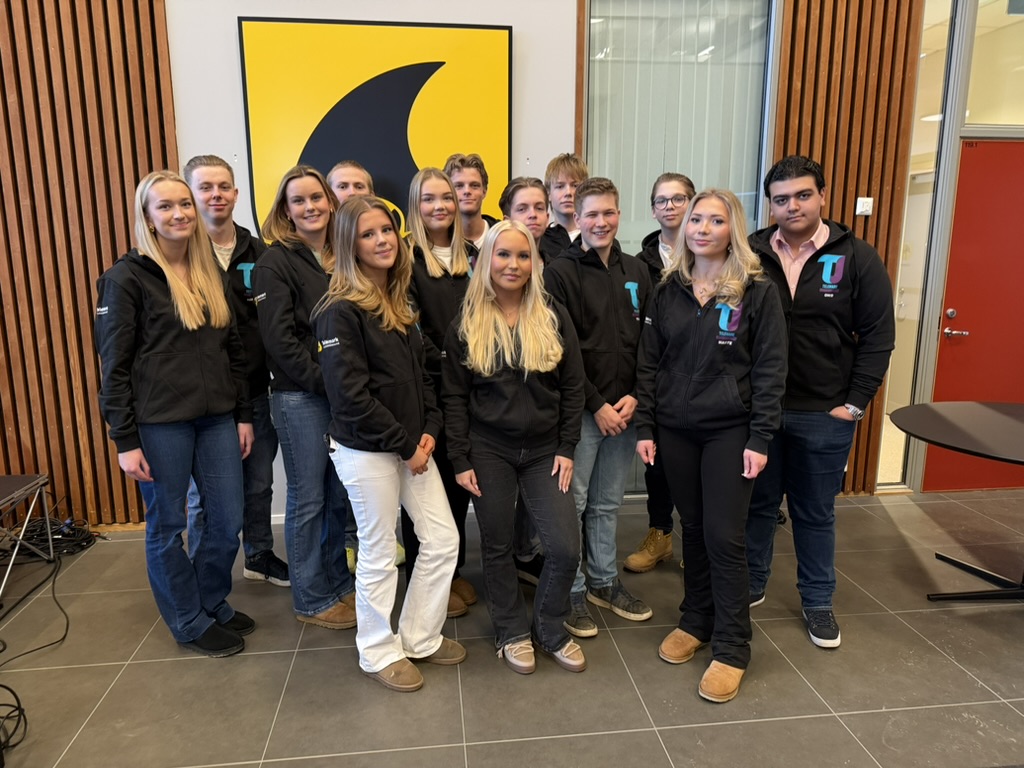 En flokk ungdommer står samlet og smiler mot kamera. De er ungdomsrådet i Telemark fylkeskommune.