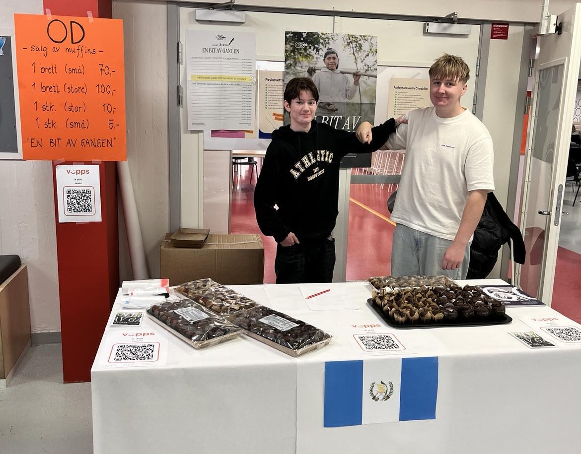 To elever fra AHT-avdelingen selger muffins