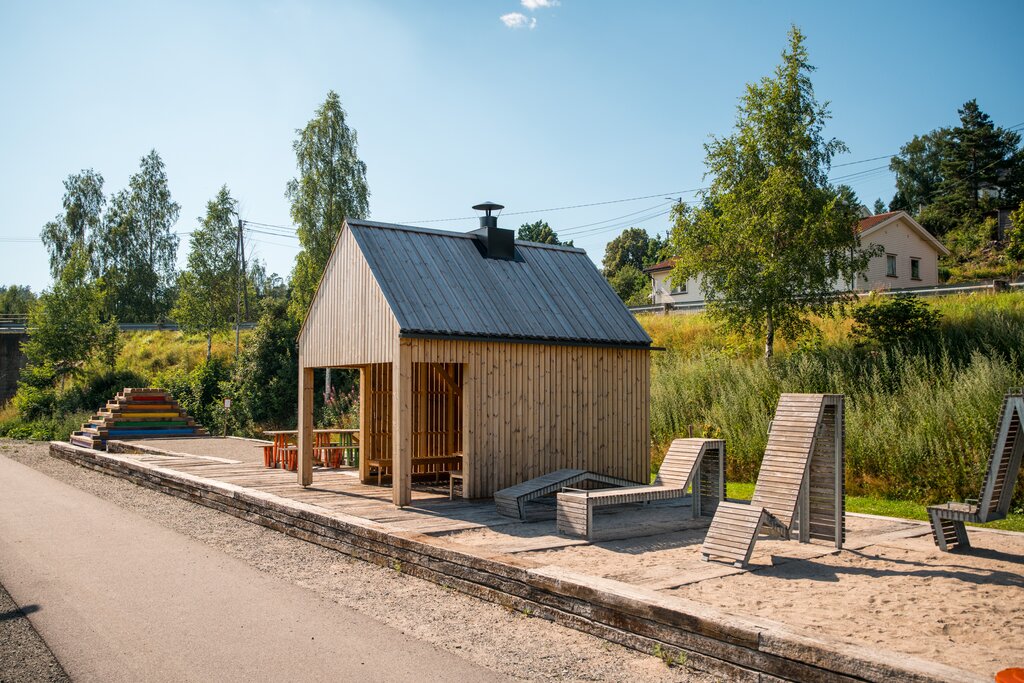 Bildet viser en lekeplass, motivet er fra Kragerøbanen