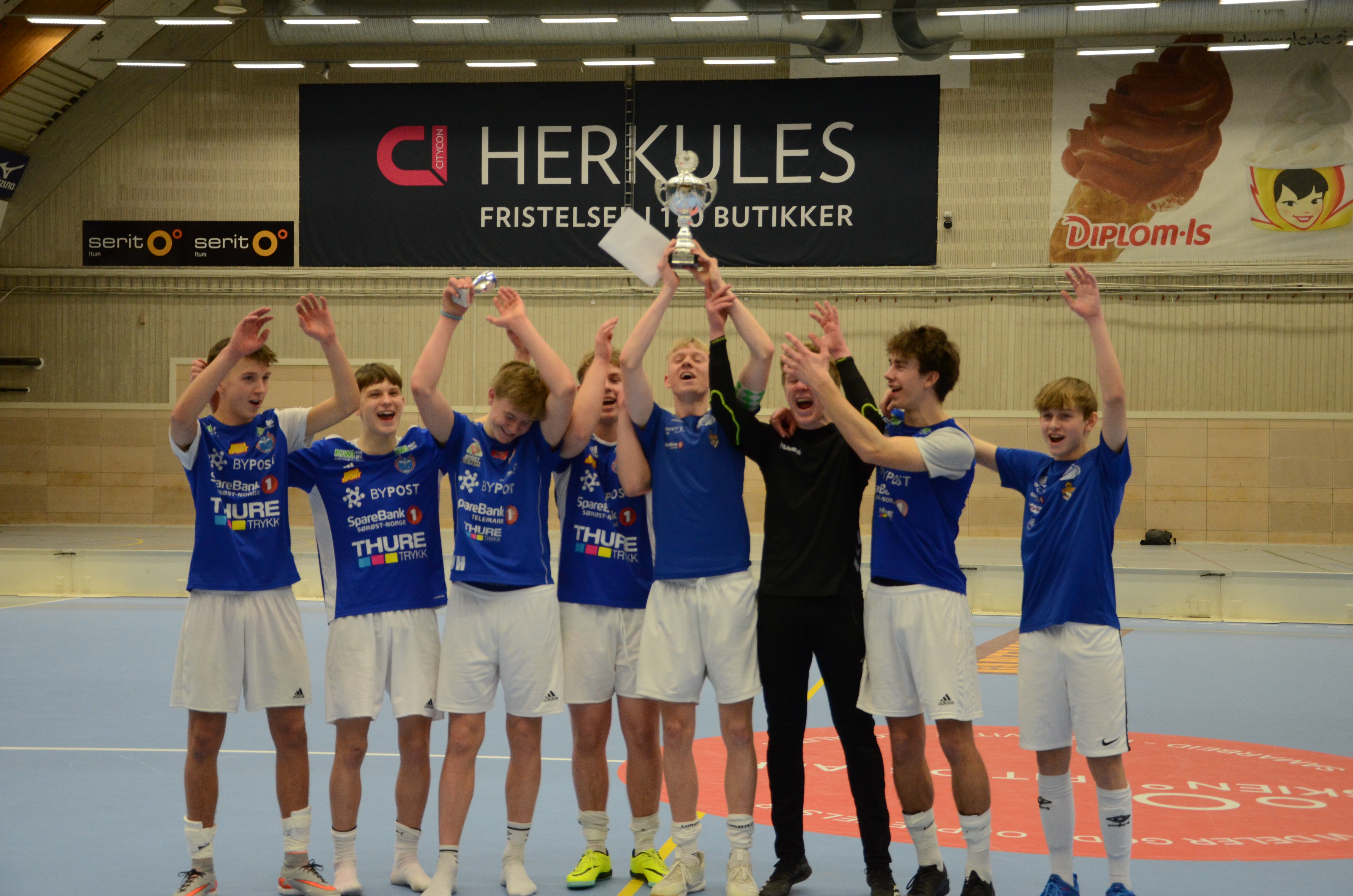 Fotballgutter som jubler over seier