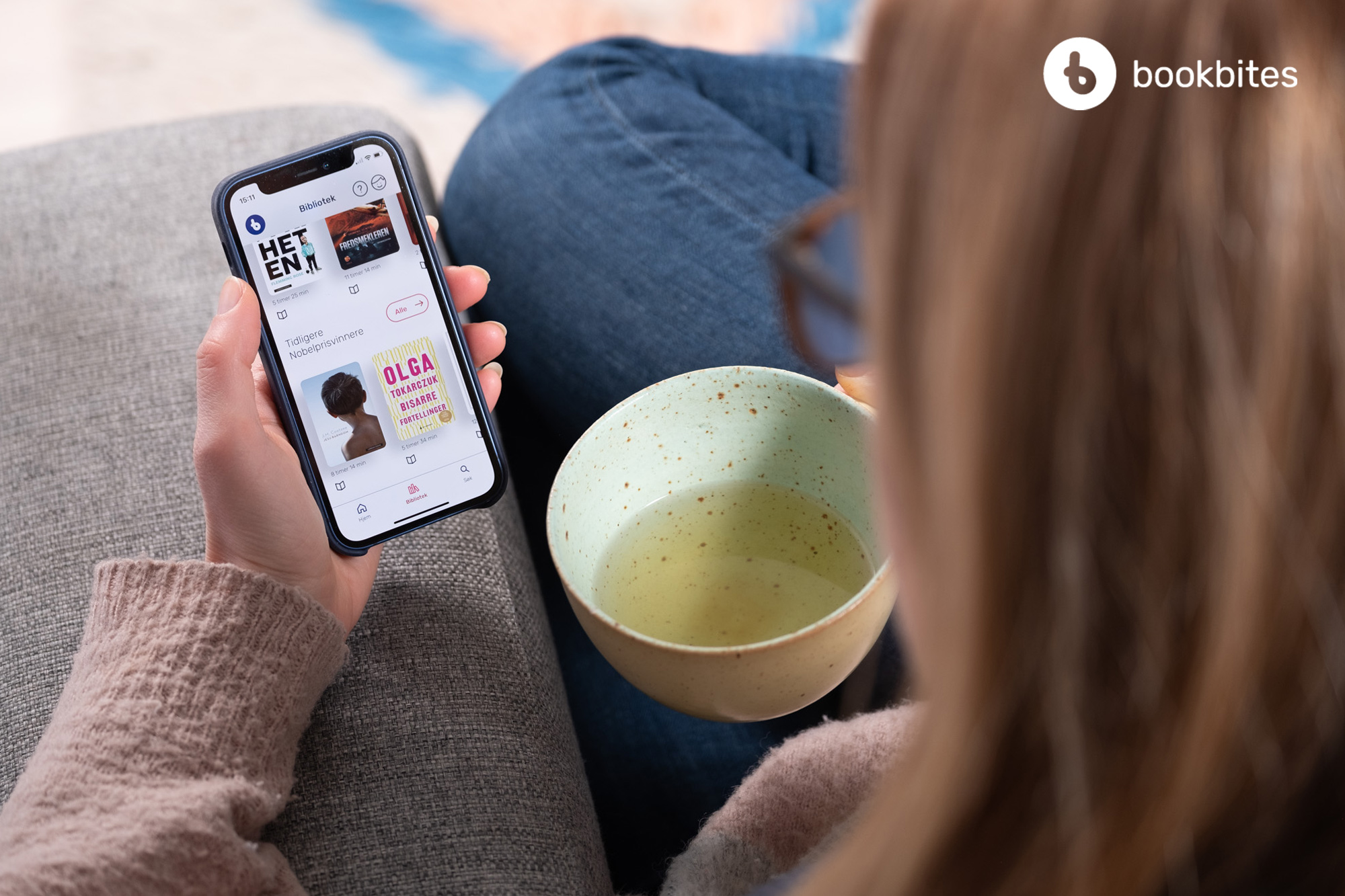 En jente velger seg en bok å lese i BookBites appen