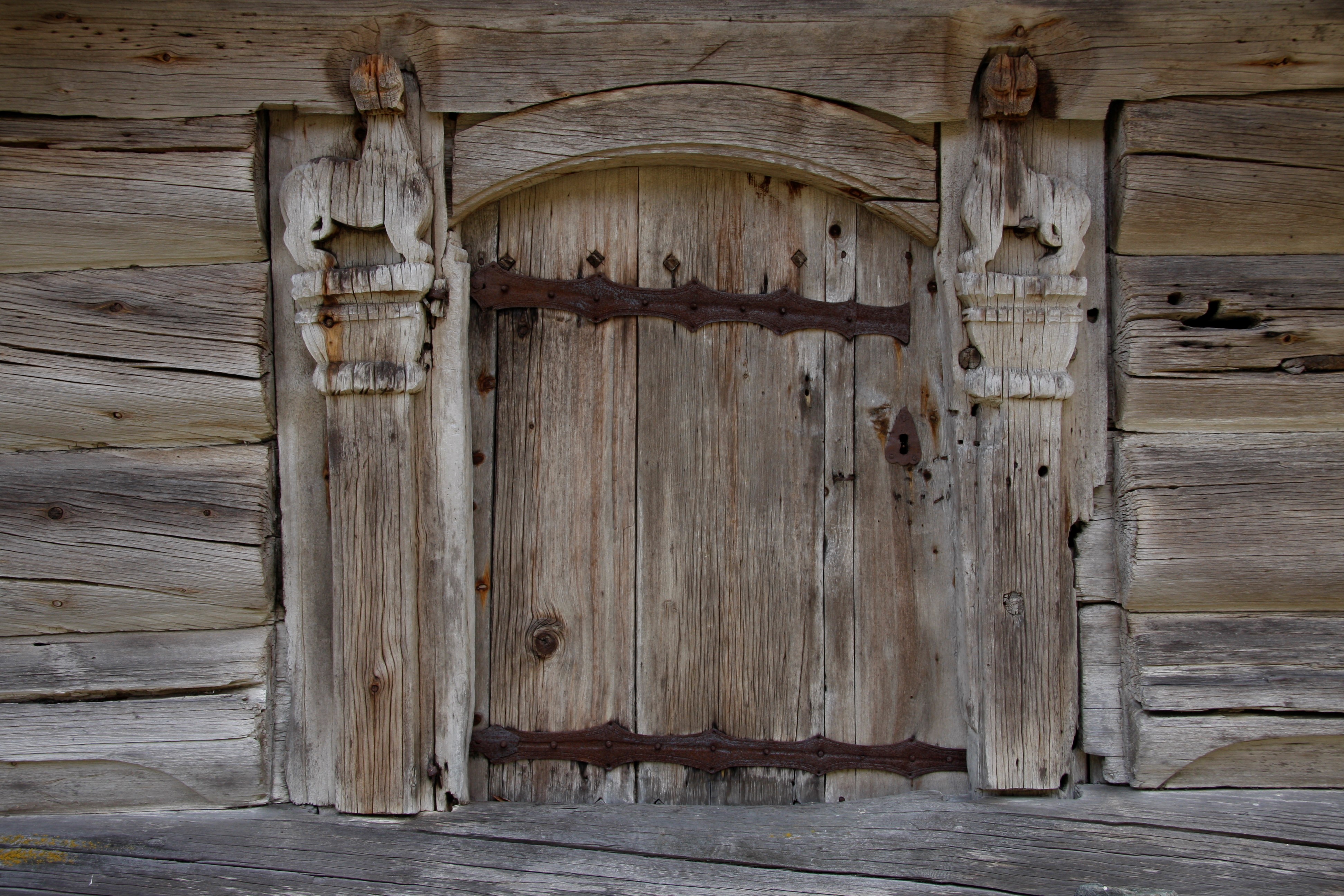 Gammel dør dekorert med løver på rammen