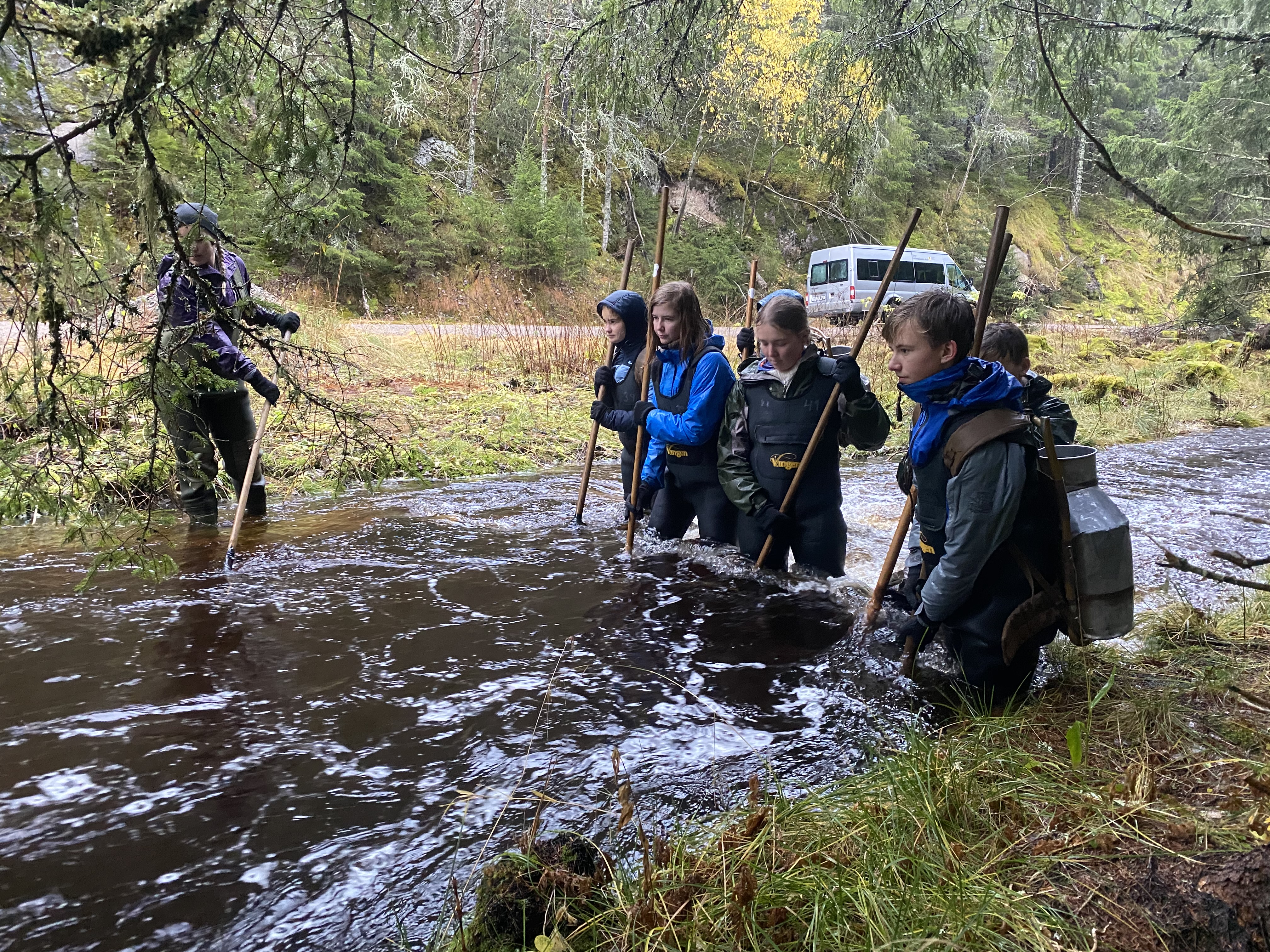 Elever som er ute i en elv