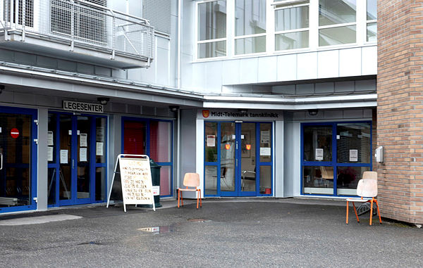 Bilete av Midt-Telemark tannklinikk. Foto: Eva Susanne Drugg