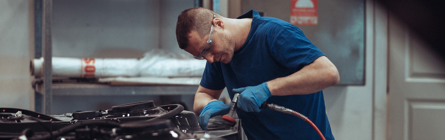 Industriarbeider i arbeid.