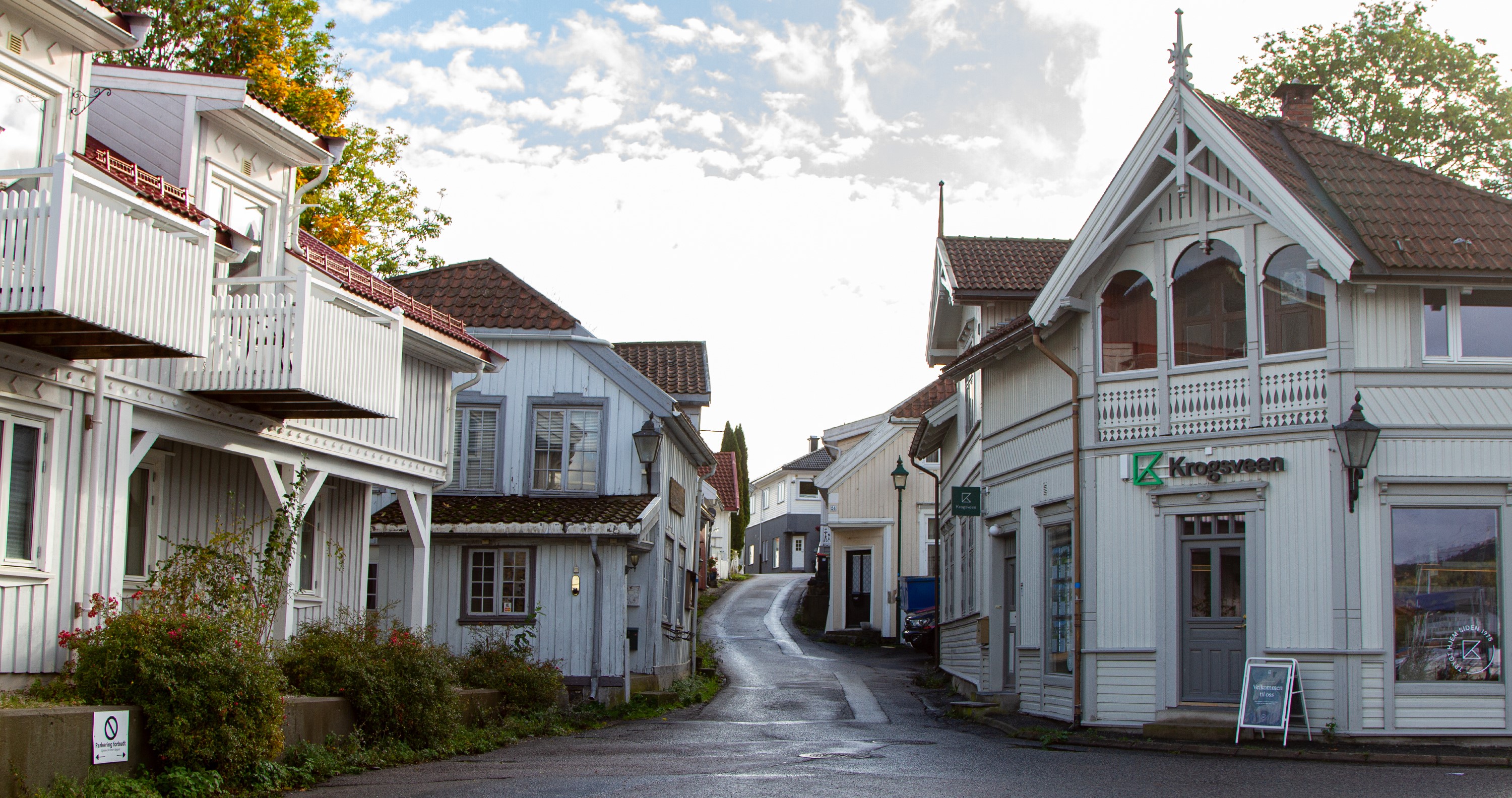 Bilde av bymiljø på Stathelle, hvitmalte trehus og gateløp.