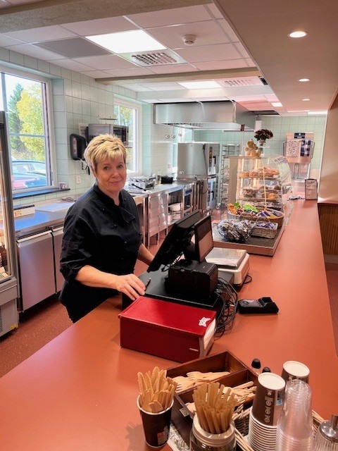 Gry Brendemo i kantina på Bø vgs