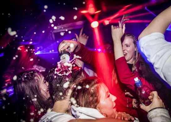 Unge gutter og jenter på fest.