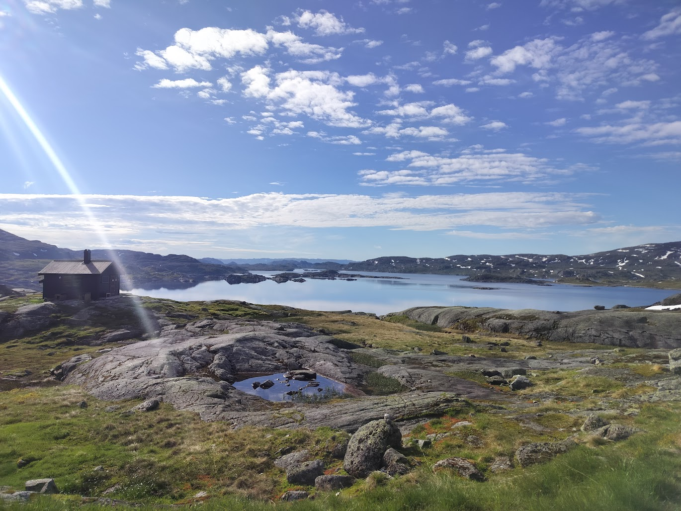 Bildet viser Holmavatnhytta ved Holmavatn som ligger i krysningspunktet mellom Telemark, Agder og Rogaland fylker