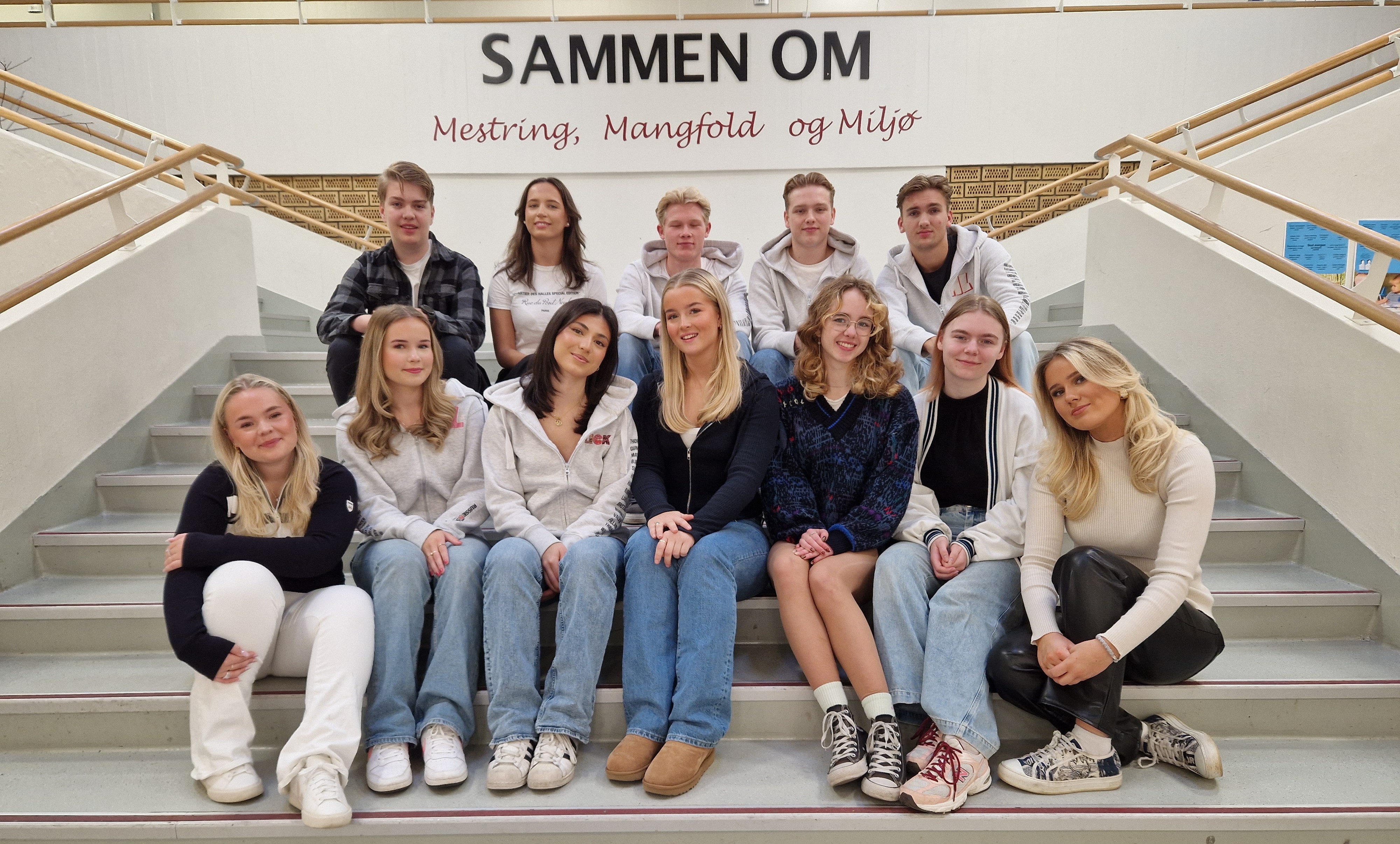 Elevene i russestyret sitter samlet i trappehallen på avdeling nord