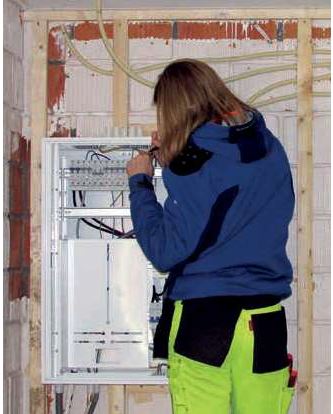 Elev som monterer i sikringsskap