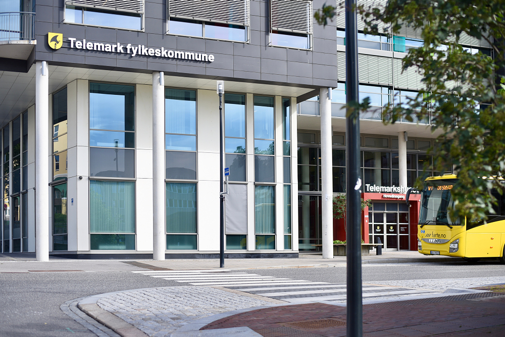 Fylkeshuset i Skien. Fasade med logo.