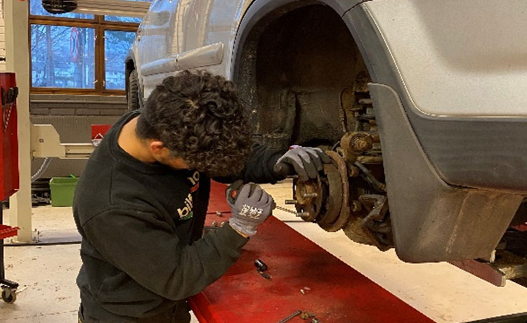 Ungdom skrur på bil