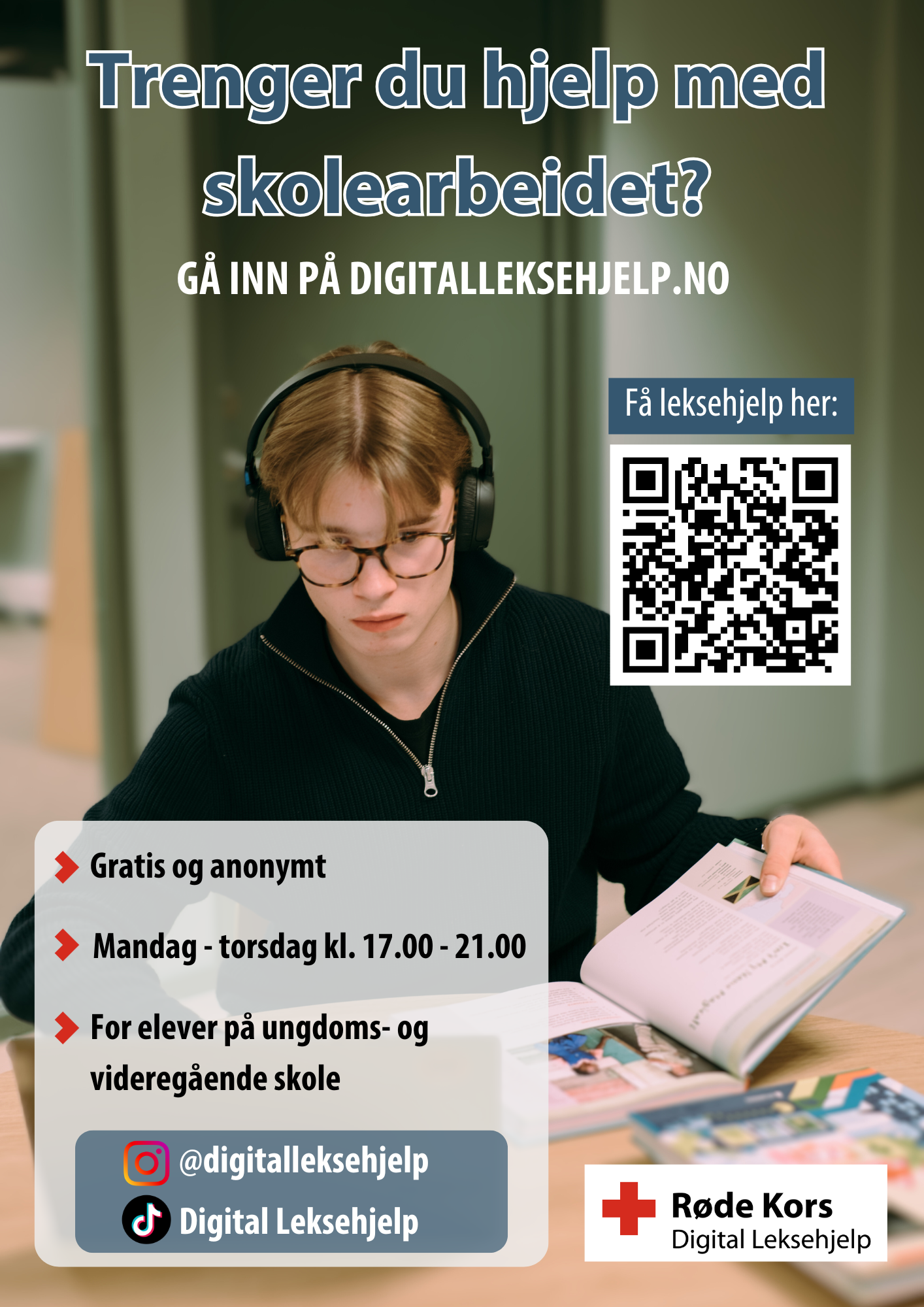 gutt med headsett som jobber med lekser + informasjon om digital leksehjelp