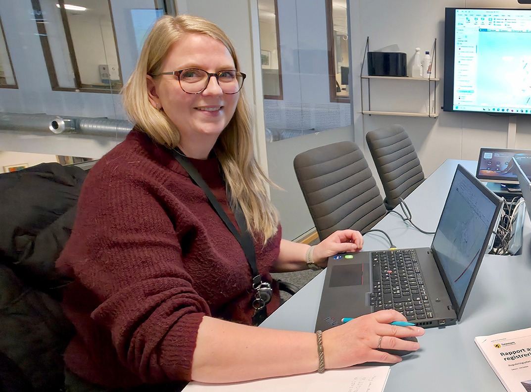 Tre kvinner sitter ved et møtebord. På den ene siden arkeologen og på den andre de to planleggerne