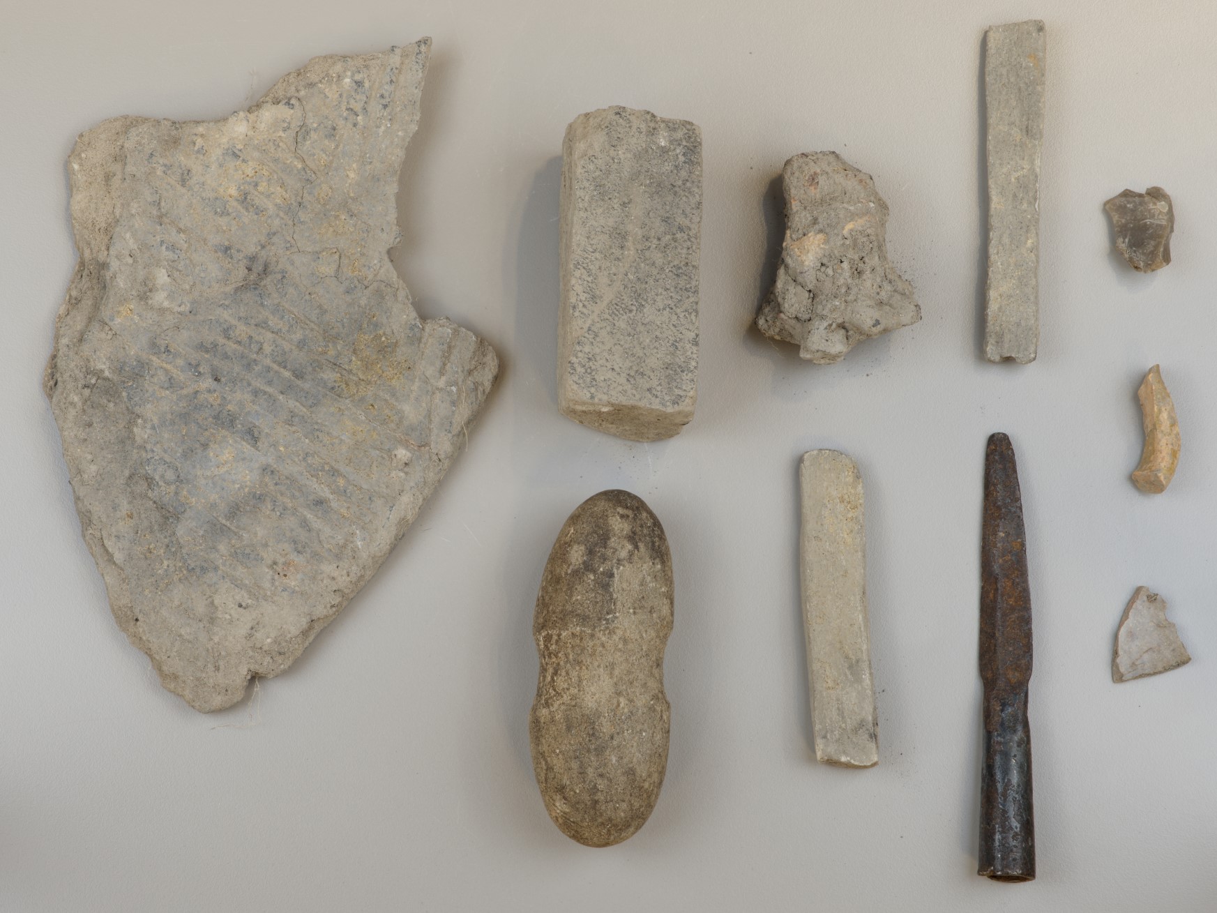 En samling av arkeologiske funn i både stein og jern.