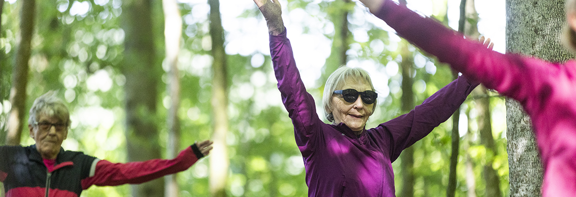 Damer som trener i skogen