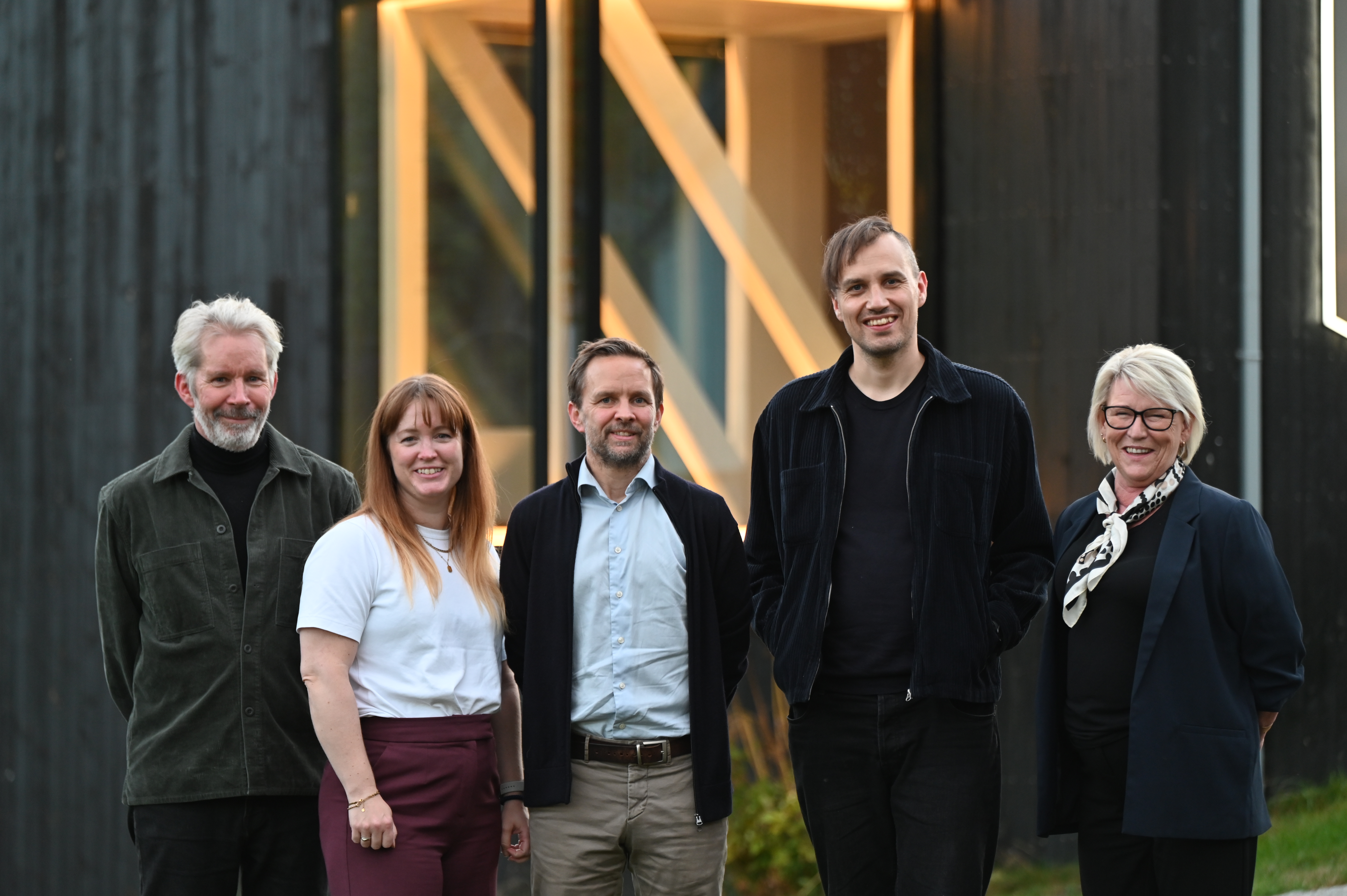 Fem personer står på en rekke. De danner sammen juryen for Telemark litteraturpris.