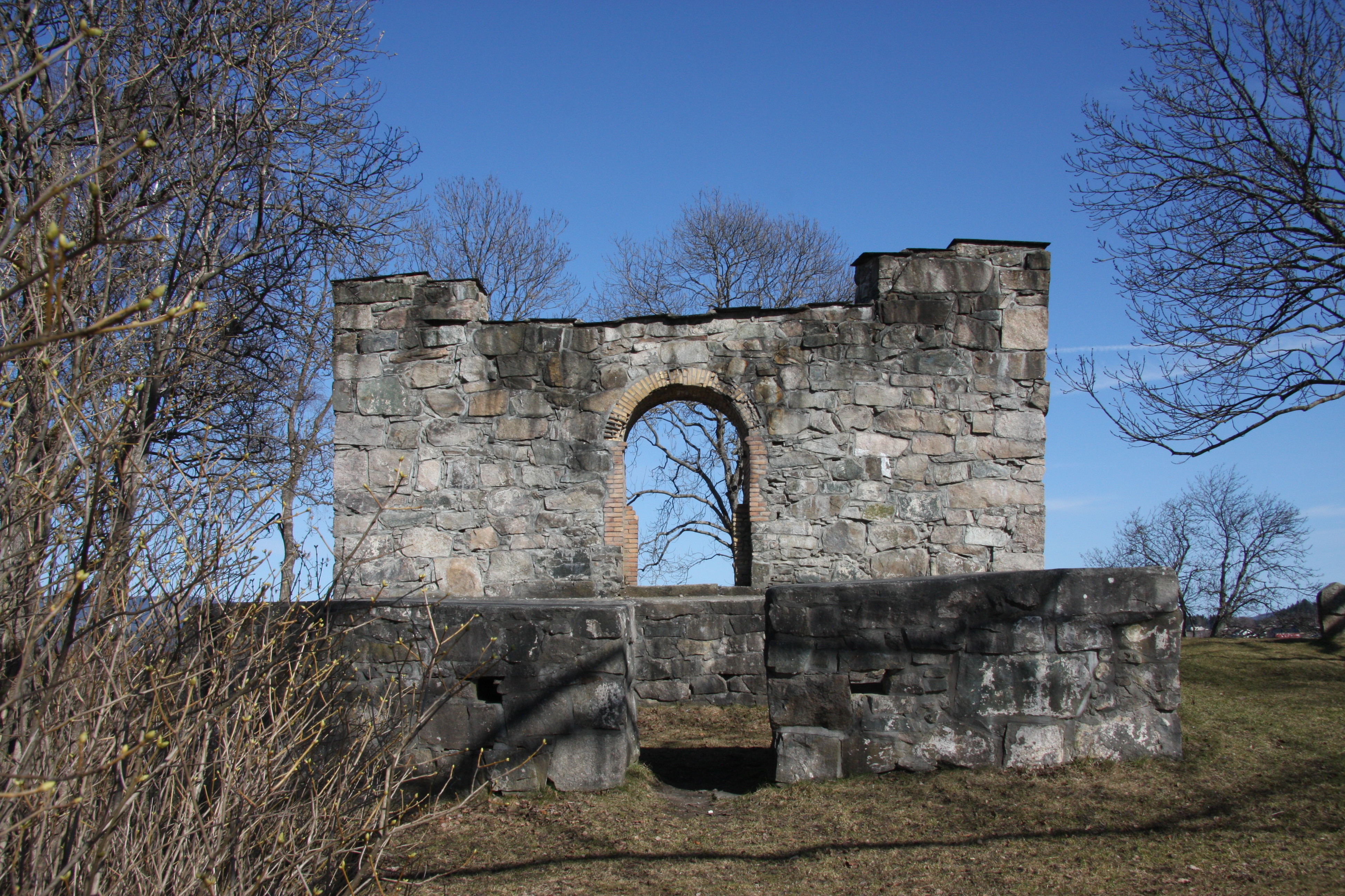 Bilde av kirkeruinen på Holla i Nome kommune.