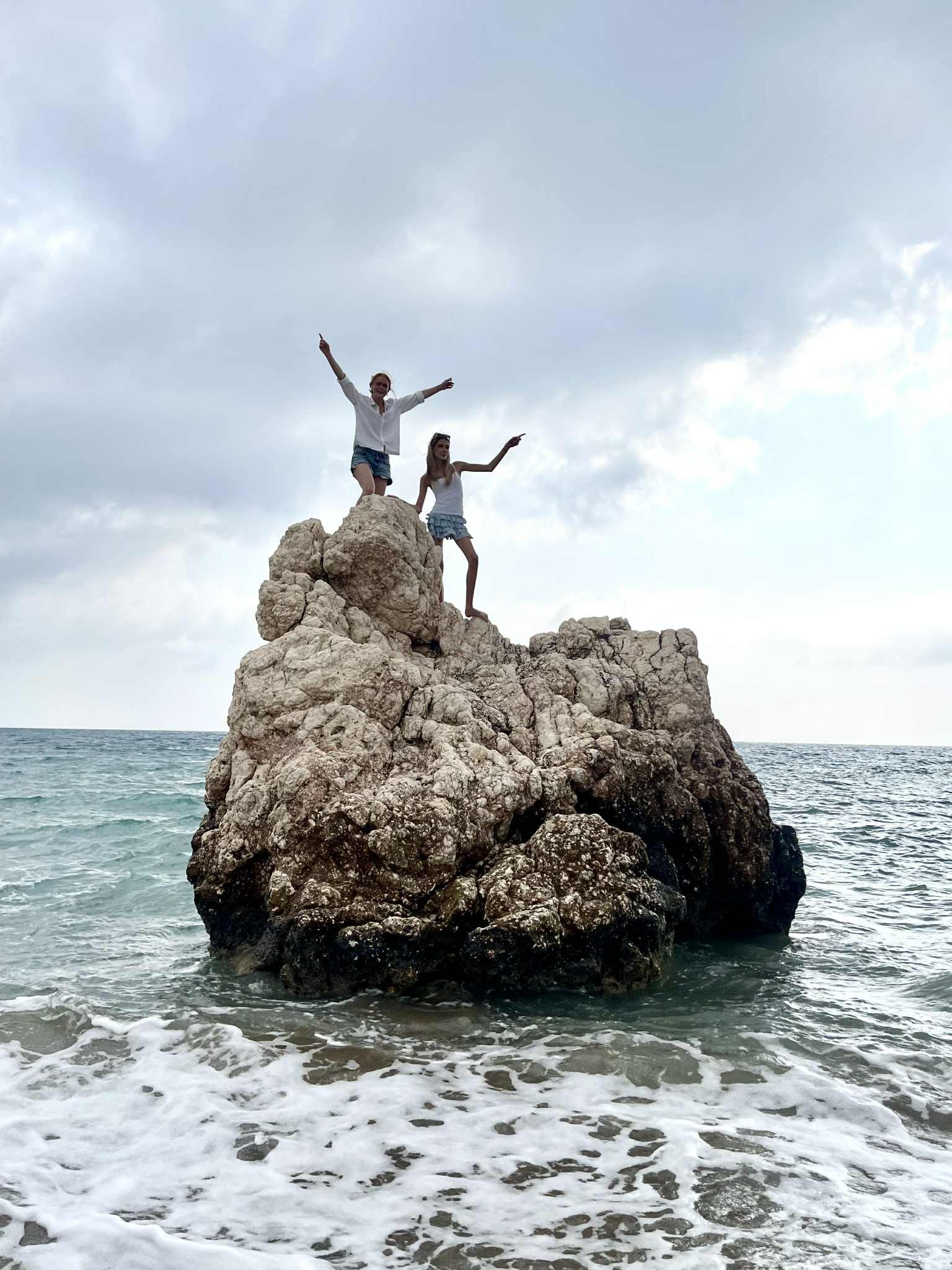 Ring av gule stjerner på blå bakgrunn med blå skrift under