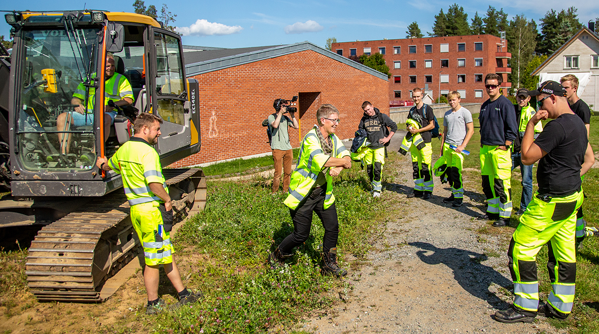 En gruppe elever og en gravemarkin