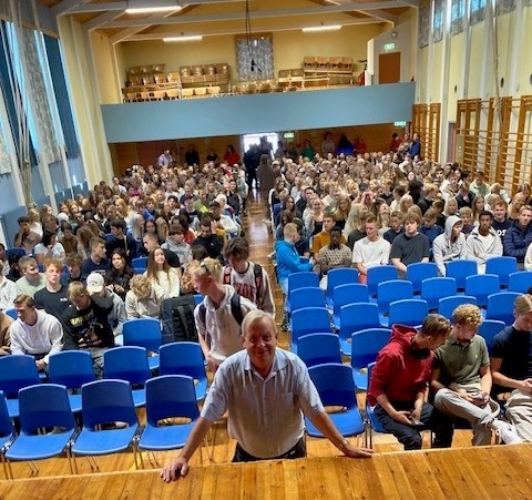 Rektor som venter på at salen fylles av elever