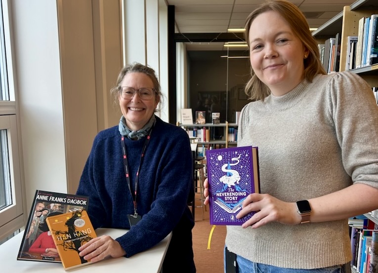 To kvinner viser fram bøker de presenterer under Forbudte bøker-uka.