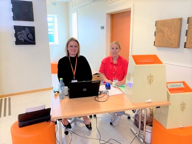 Valgmedarbeidere Marte Midttun Lie og Mari Mølstre.