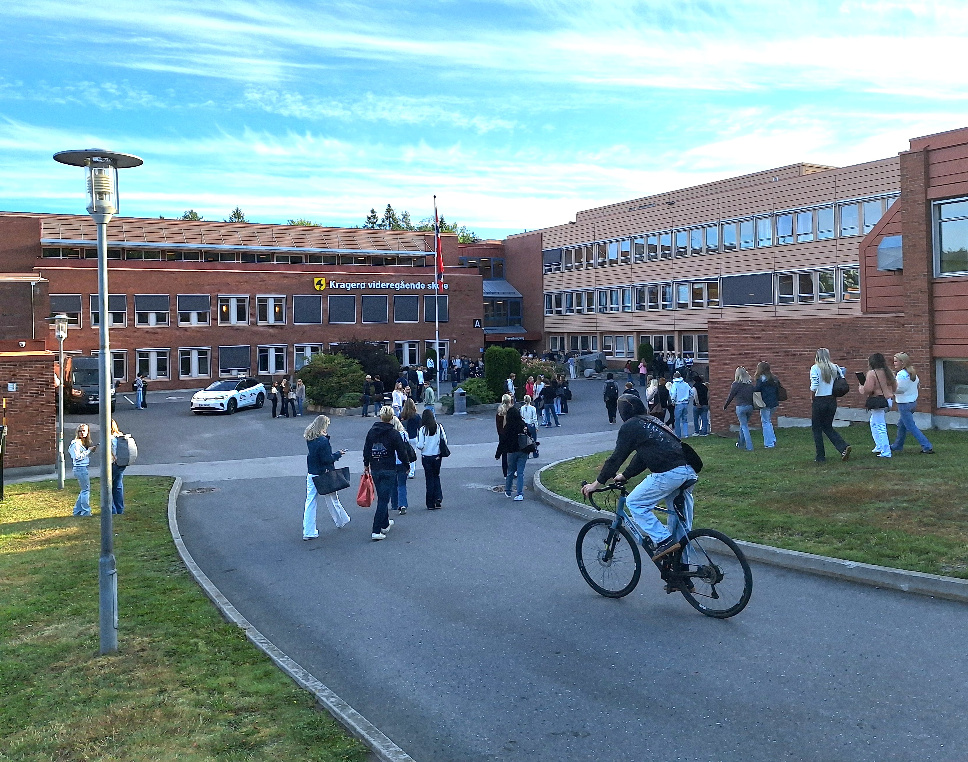 Elever på vei til skolen første skoledag