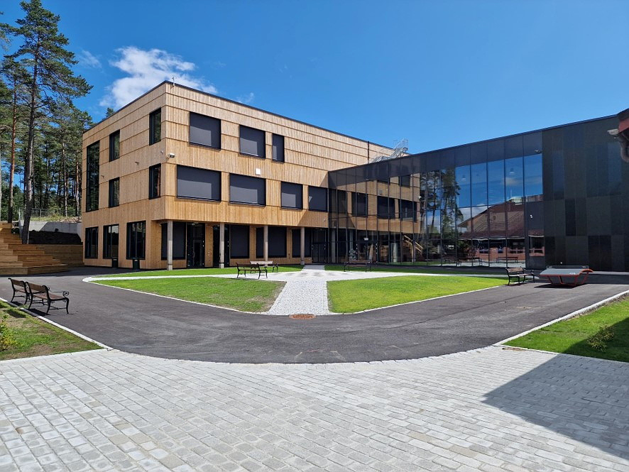 Inngangsparti på skole, sett rett forfra