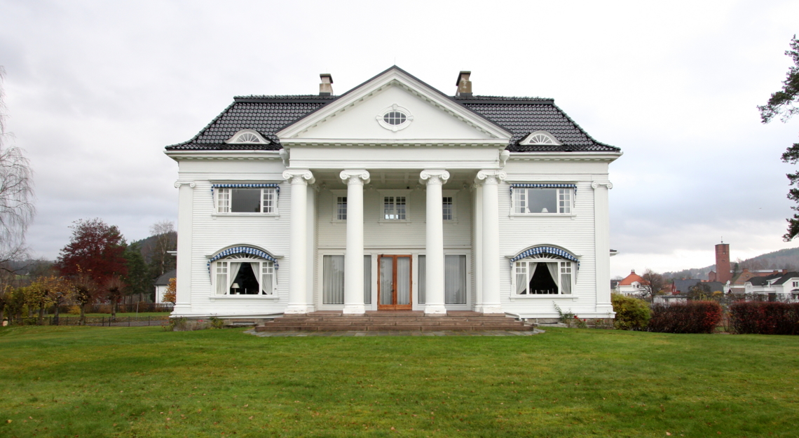 Hvit, flott bygning i tre.