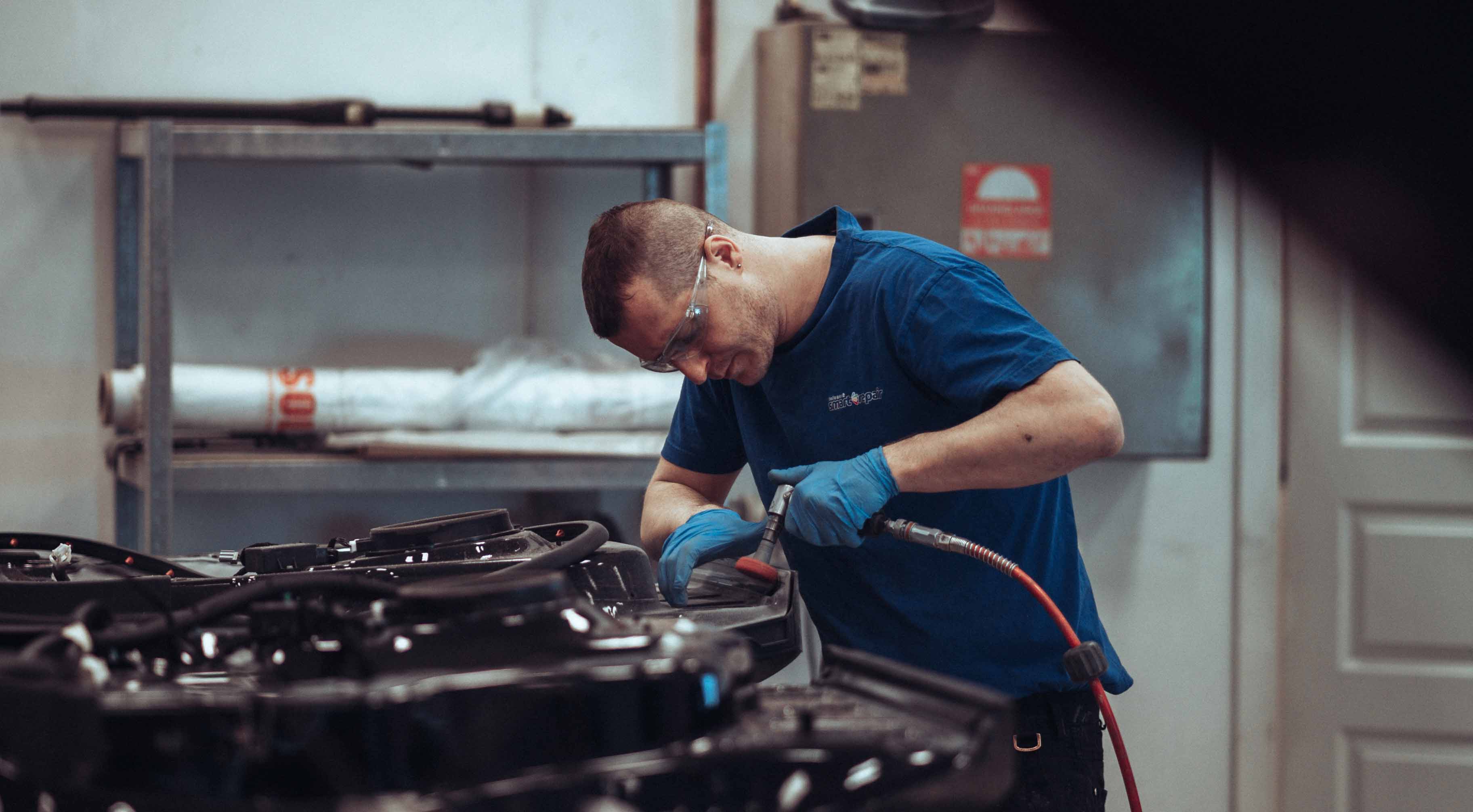 Mann som arbeider i industrien.