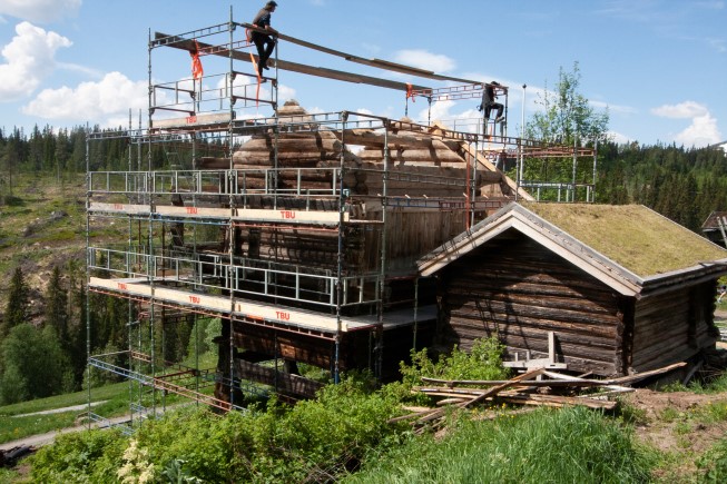 stillas rundt gammelt tømmerhus