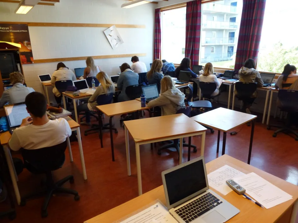 Elever arbeider på pc i et klasserom