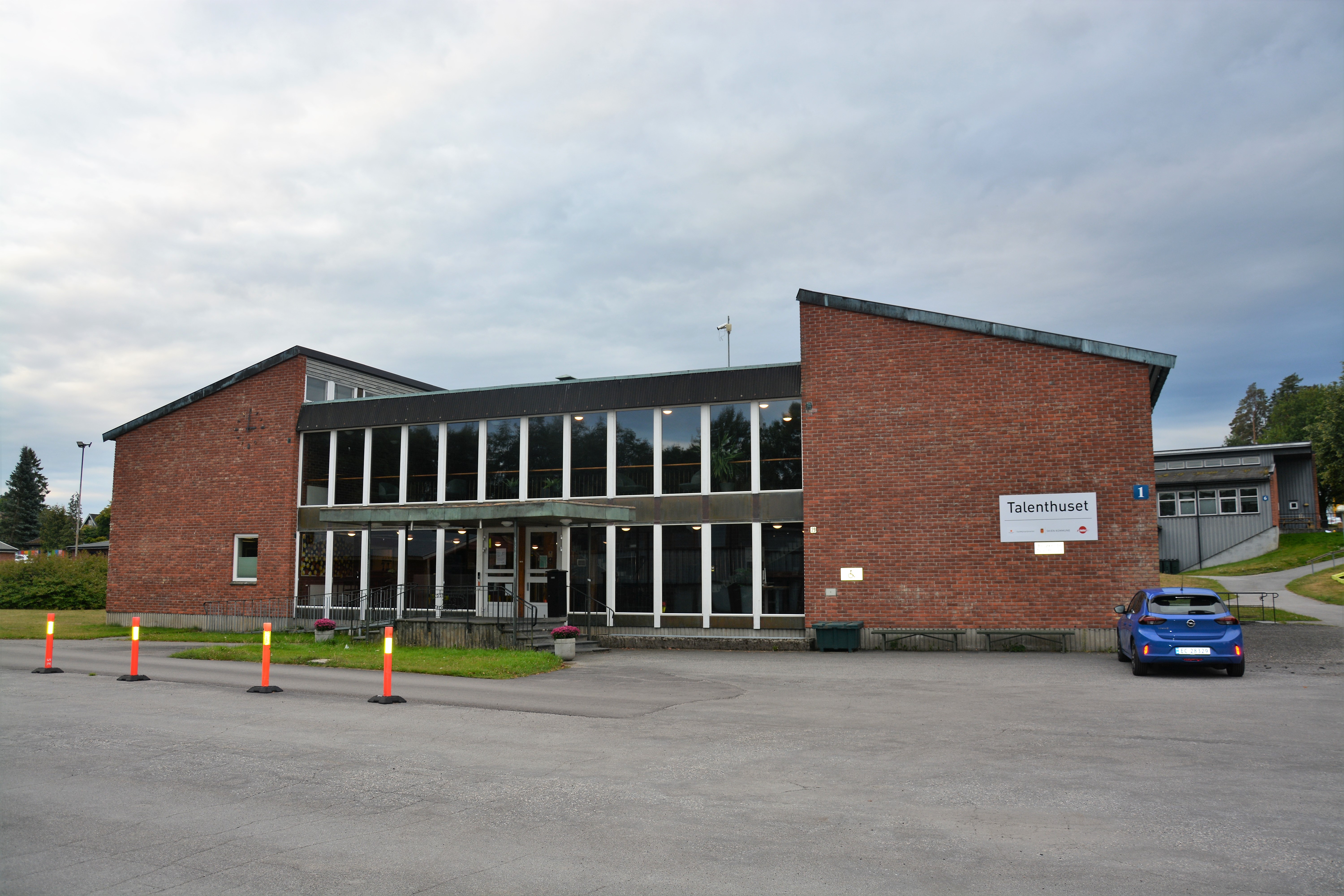 Ung jente med tyggis