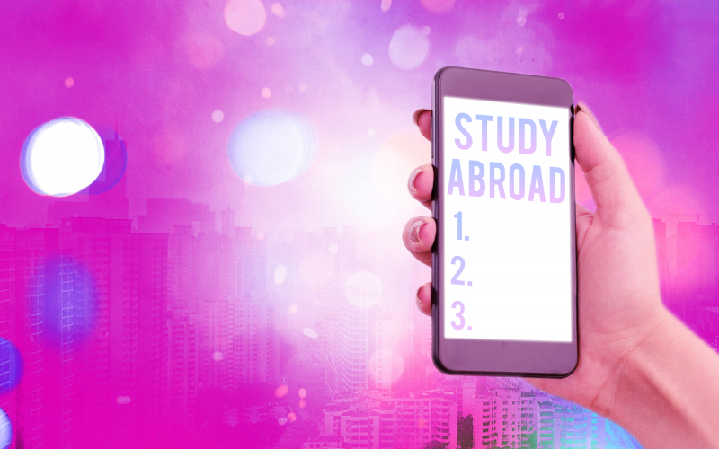 Bilde av en mobil. Tekst: Study abroad.