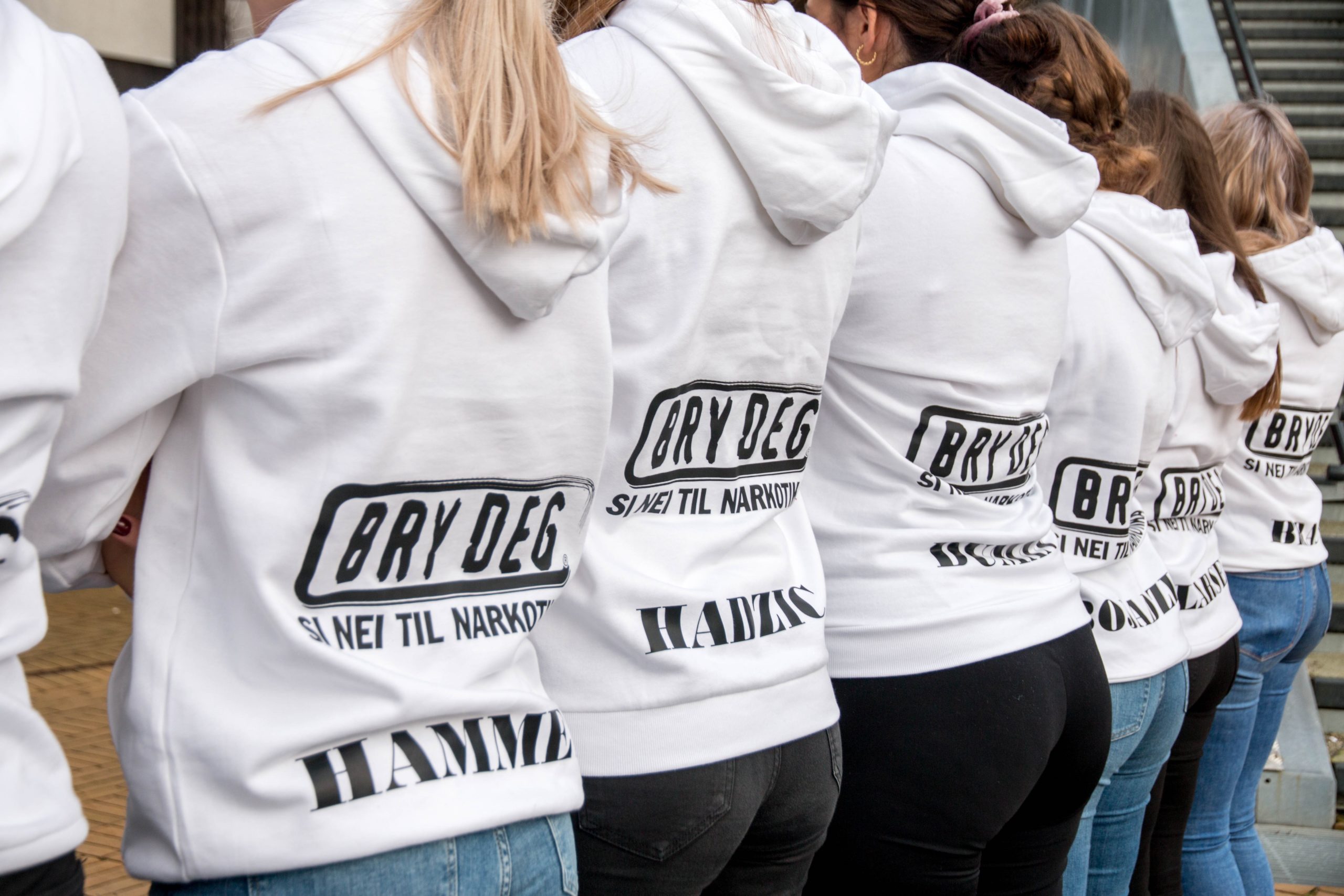 Jenter med ryggen til