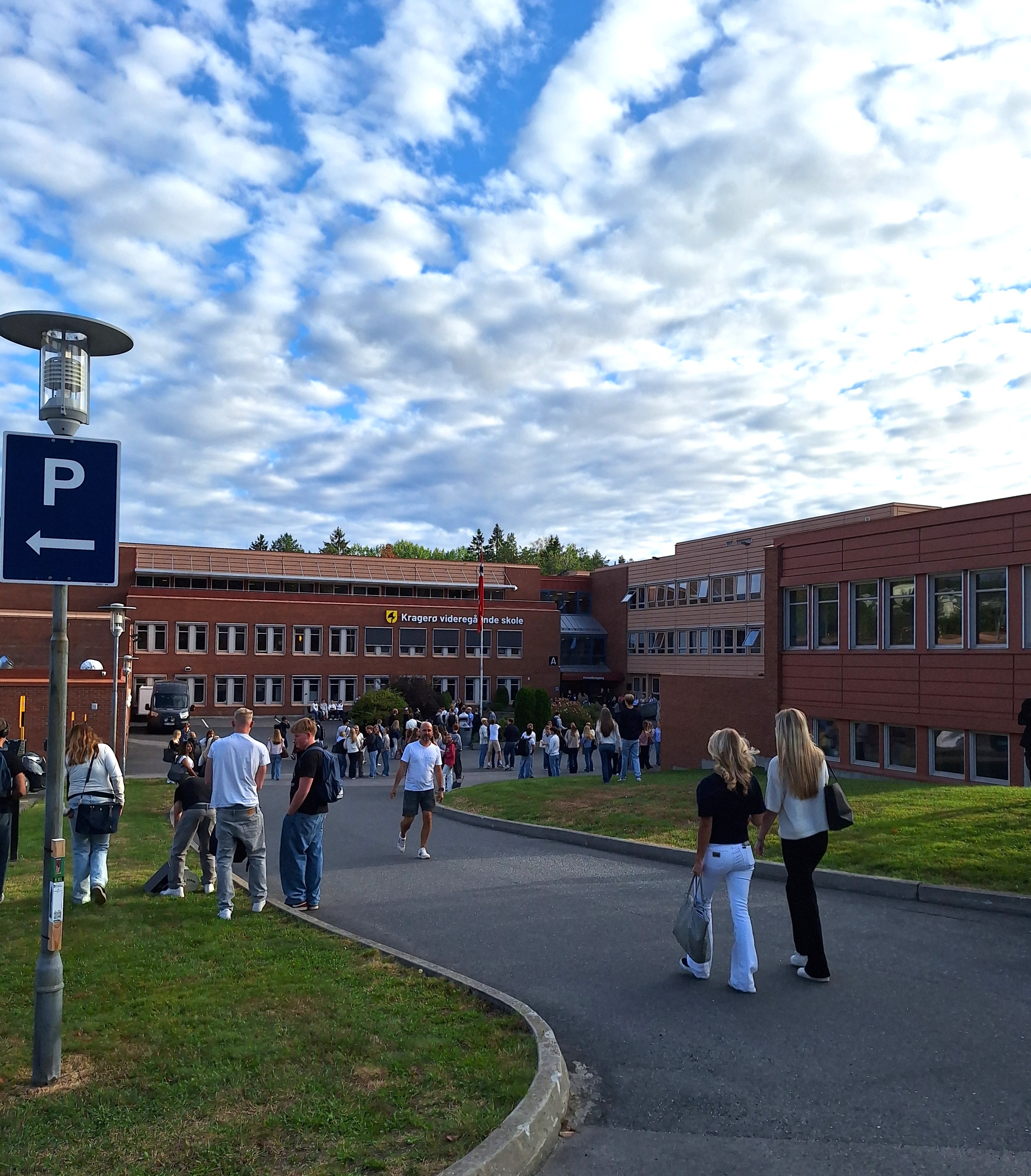 Elever og ansatte på vei til og utenfor skolen