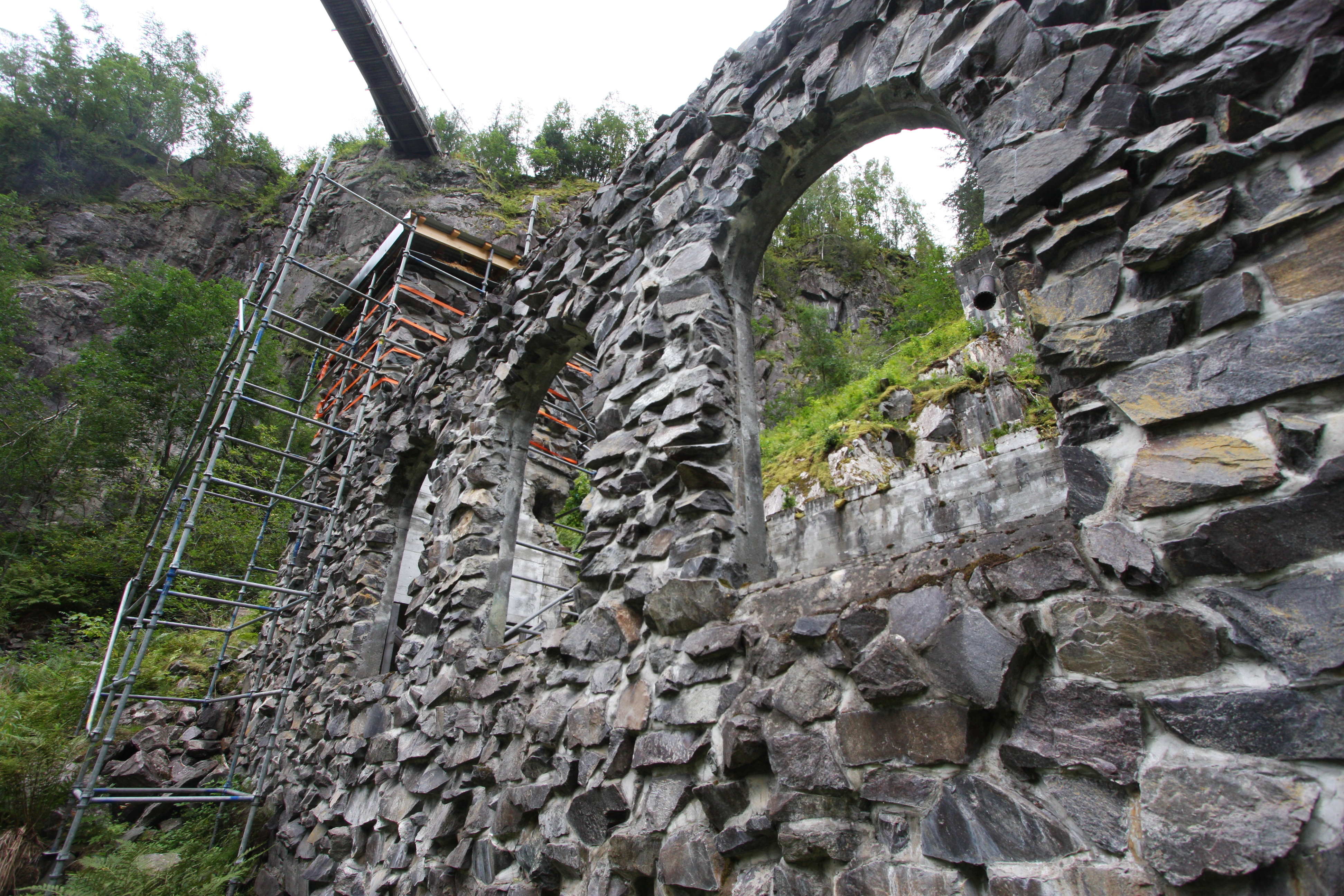 Ruin etter kraftstasjon i juvet under Vemork. Bygningen er bygd av stein. Det er stillas rundt.